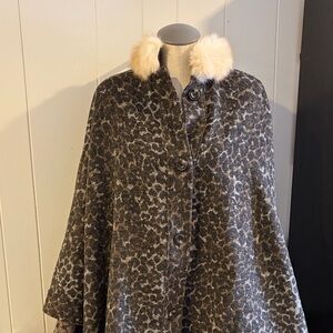 Alice’s Pig Leopard Print Cape with Faux Fur Collar “Claire’s Cape” Size 6 NWT